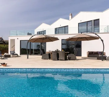 Moderna vila u okolici Poreča sa 6271 m2 okućnice - cover