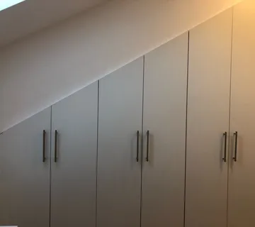 Kosi ormar sa kosinom - cover