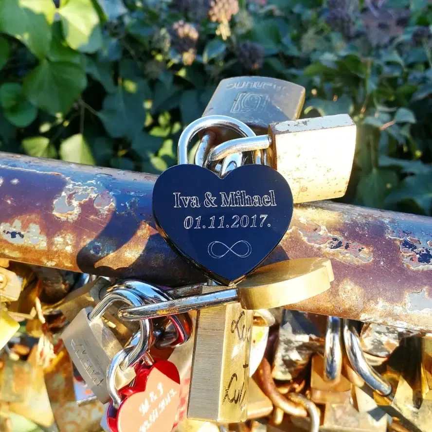 LJUBAVNI LOKOT - cover