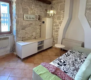 FUNTANA-STAN 300 M OD MORA ZA 139000 EURA-PRILIKA (prodaja) - cover