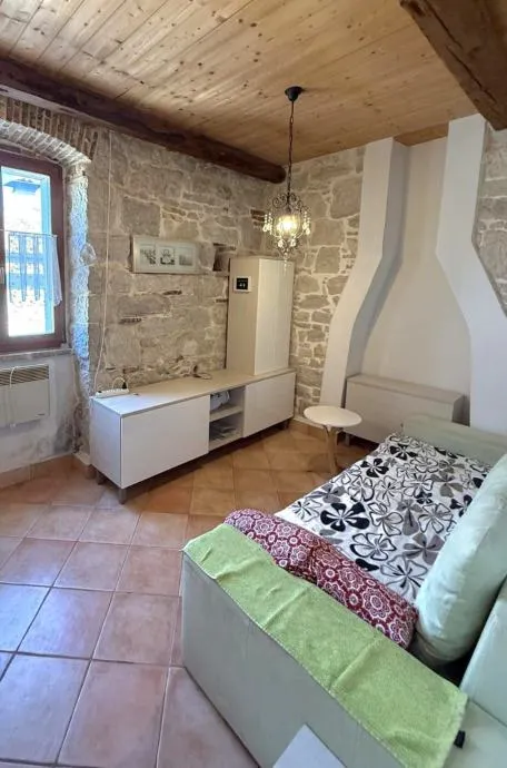 FUNTANA-STAN 300 M OD MORA ZA 139000 EURA-PRILIKA (prodaja) - cover