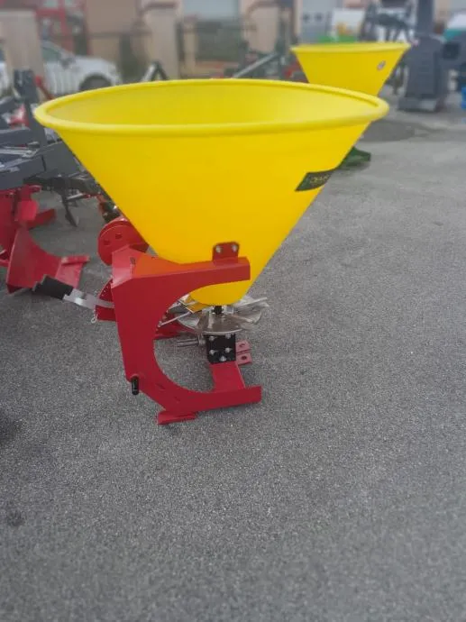 RASIPAČ UMJETNOG GNOJIVA 400L "DEMAROL" - cover