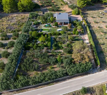 Parcela sa kućom i garažom iznad plaže Zlatni rat - cover