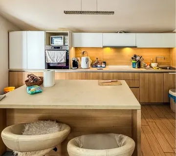 VIŠKOVO – prostran stan s okućnicom, konobom i tri parkirna mjesta - cover