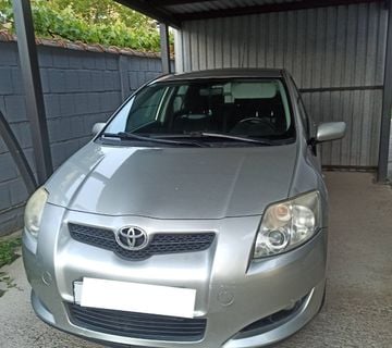 Toyota Auris - cover