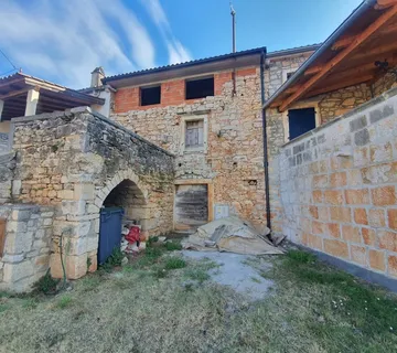 Kamena kuća u nizu kod Poreča - cover