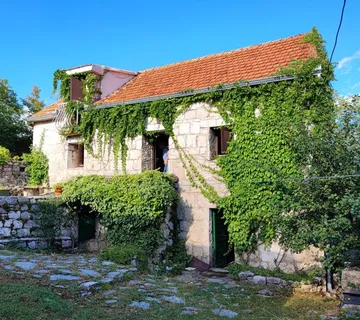 DALMATINSKA ZAGORA LOVREĆ KAMENA AUTOHTONA VILLA 150 m2 - cover