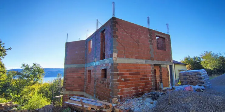 Kuća u fazi izgradnje s otvorenim pogledom na more – okolica Labina - cover