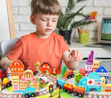 Drveni set vlakova s gradskim prikazom – edukativna igračka za djecu - cover