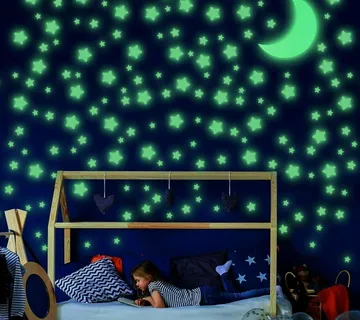 Zvjezdano nebo koje svijetli u mraku sa mjesecom - cover