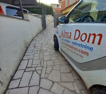 Prodaje se kuća sa 3 apartmana i dvorištem, blizu Pule. Pješčana uvala - cover