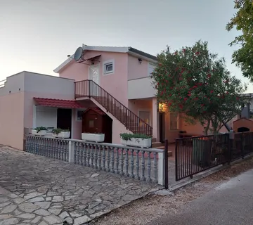 Prodajem kuću u mirnoj ulici, 100 m² – 3 apartmana, 200 m od mora - cover