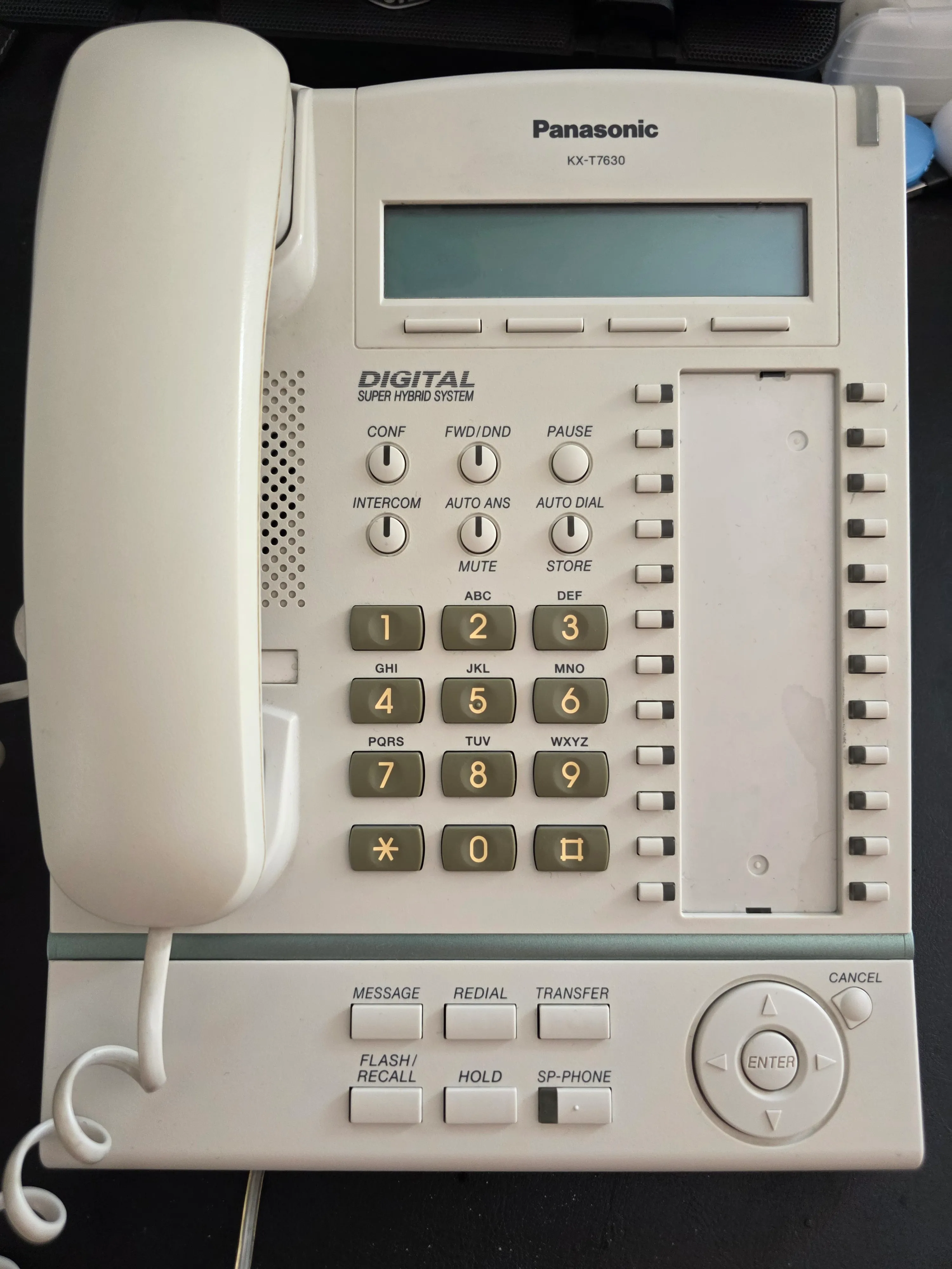 Fiksni telefoni za centralu Panasonic KX-T7630 i KX-T7665 - cover