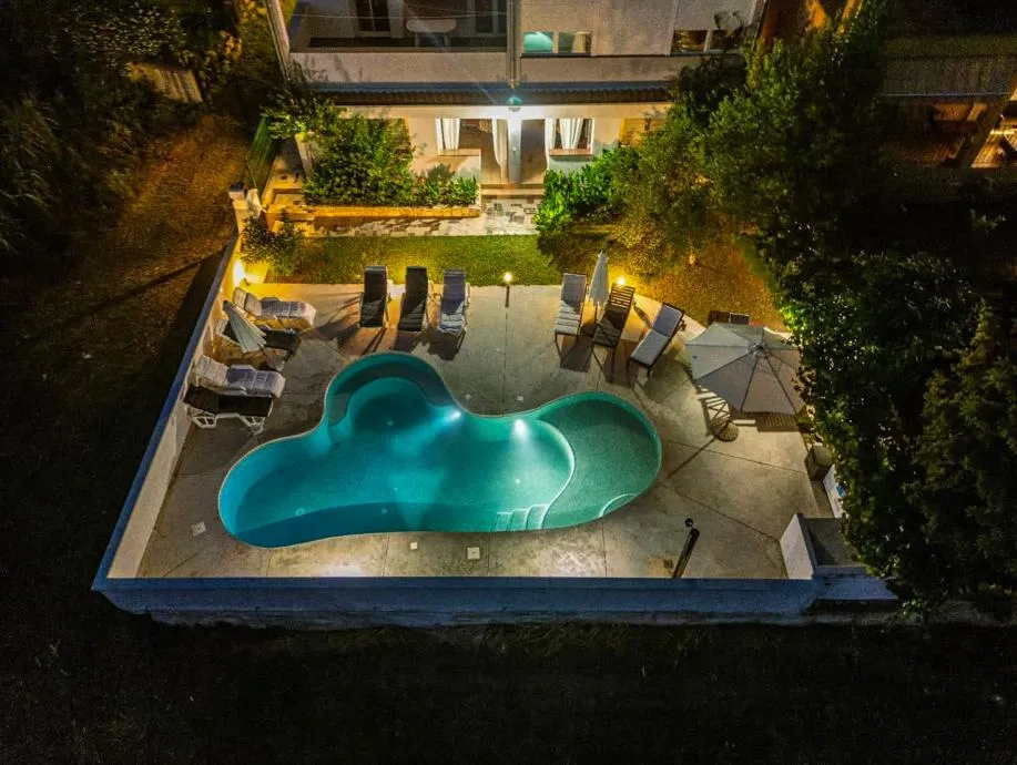 FAŽANA-Turistička nekretnina s 7 apartmana i bazenom - cover