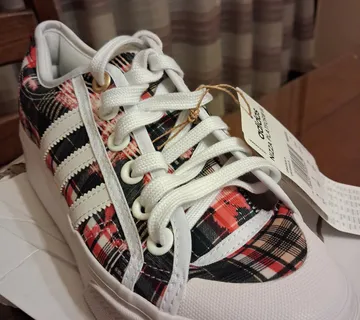 NOVE ADIDAS TENESICE - cover