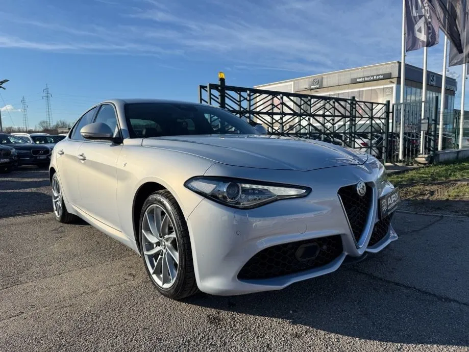 Alfa Giulia 2.2D AUTOMATIK Ti Q4 210KS VELIKA NAVI°KAMERA°KOŽA°LEASING - cover
