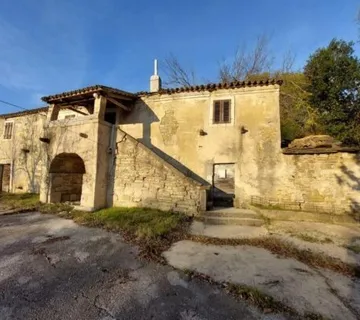 Cerovlje, istarska kamena kuća s pogledom na zelenilo - cover