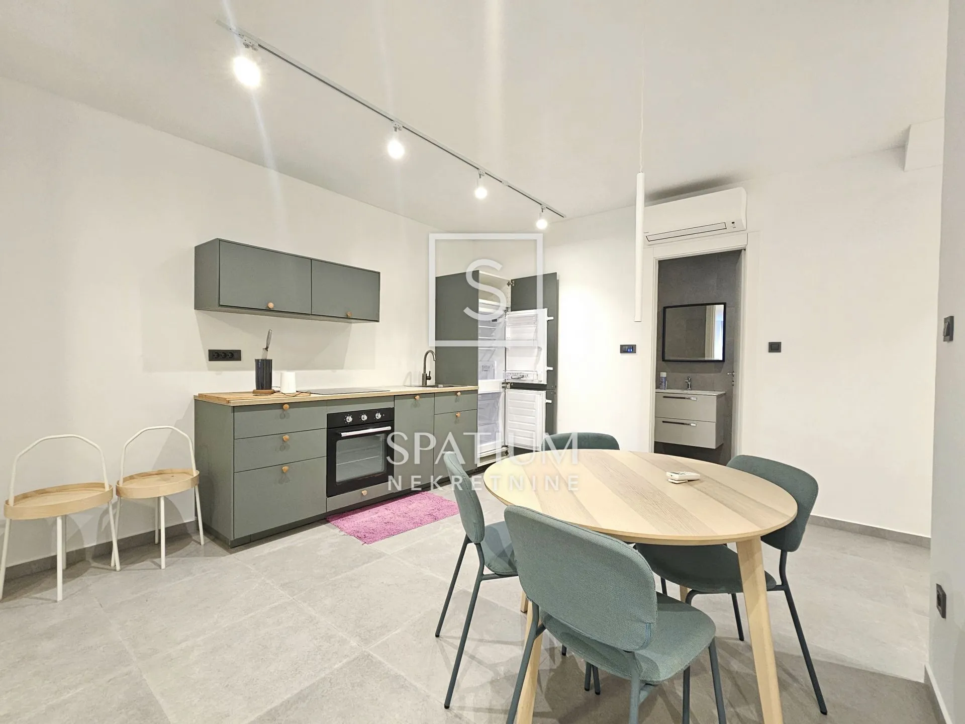 RIJEKA, BELVEDER, STAN U BETONSKOJ ZGRADI, POVRŠINE 54m2 - cover