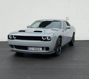 Dodge Challenger SXT 3,6 V6 - cover