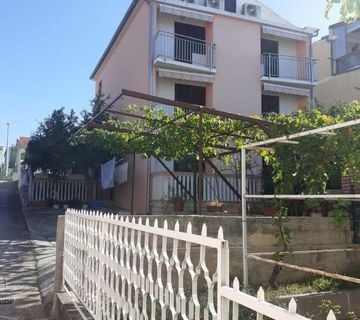 Sveti Filip i Jakov, odlična kuća sa 7 apartmana(291m2) i predivnim po - cover