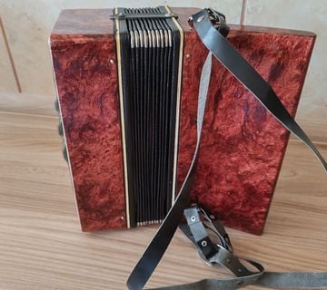 Dječja harmonika 16 basova u ekstra odličnom stanju - cover
