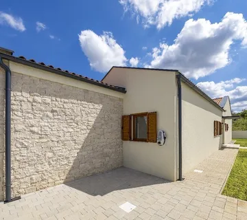 Tinjan, okolica- kvalitetna prizemnica sa bazenom - cover