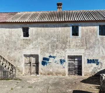 OTOK UGLJAN-  STOLJETNA KUĆA S PROSTRANOM OKUĆNICOM - cover
