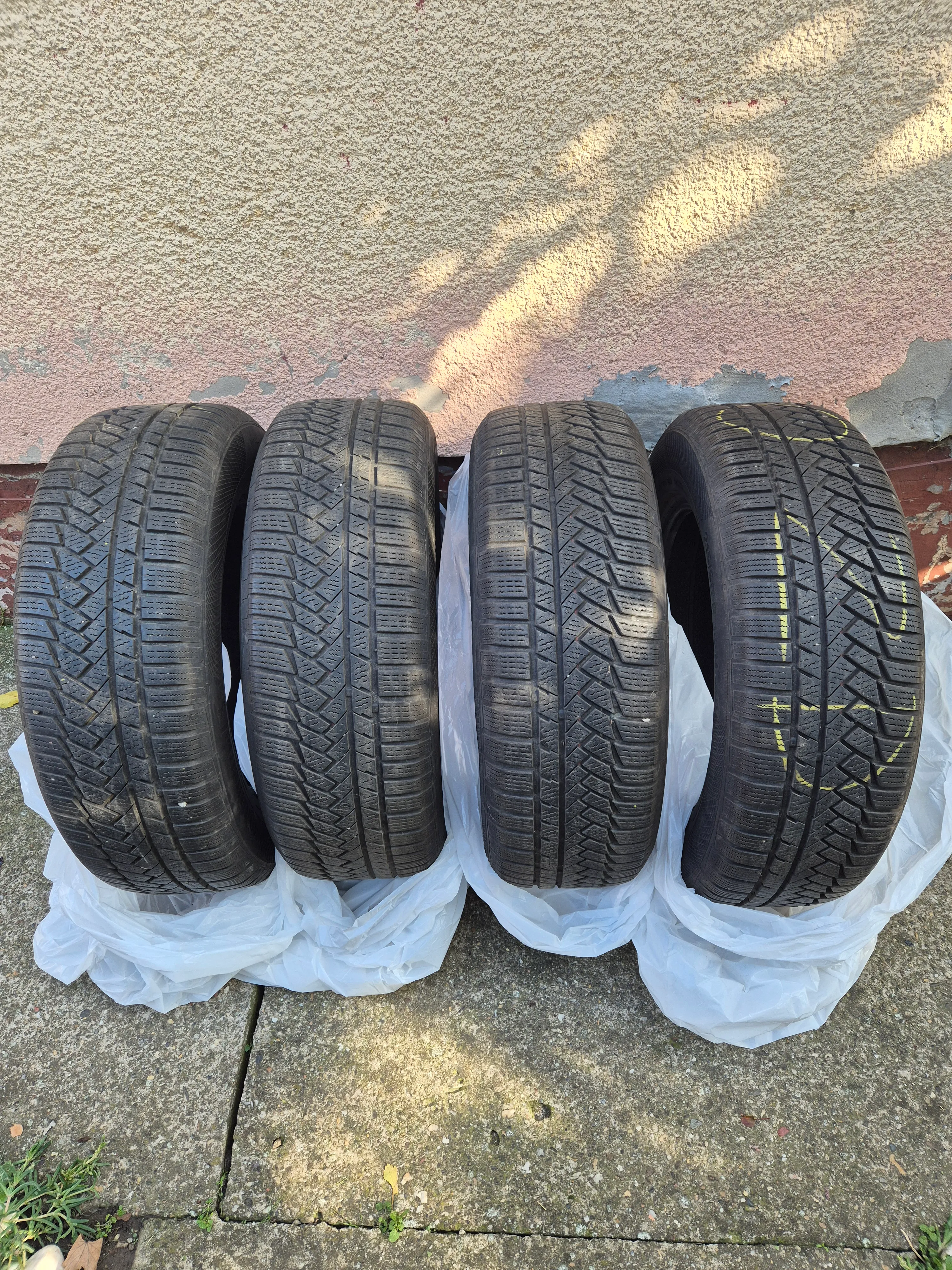 Gume zimske Continental 215/ 65/ 16 4 kom. - cover