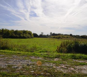 Čička Lazina, 10743 m2, 2 km od autoputa. U srcu pitomog Turopolja!  - cover