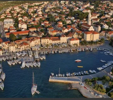 Apartmanska kuća s restoranom: Supetar, Brač, dvokatnica, 320.00 m2 - cover