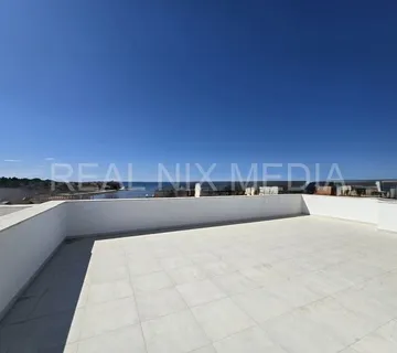 Privlaka-stan sa POGLEDOM NA MORE! CENTAR MJESTA! 100 m DO MORA! - cover