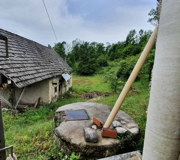Prodaja kuće za obnovu sa građevinskom okućnicom - cover