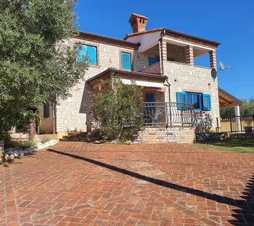 Vila sa bazenom i pogledom na more - cover