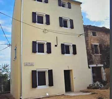 Višnjan, renovirana kamena kuća sa pogledom na more - cover