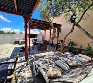 Privlaka-KATNICA SA POGLEDOM NA MORE! 20 M DO MORA! - cover