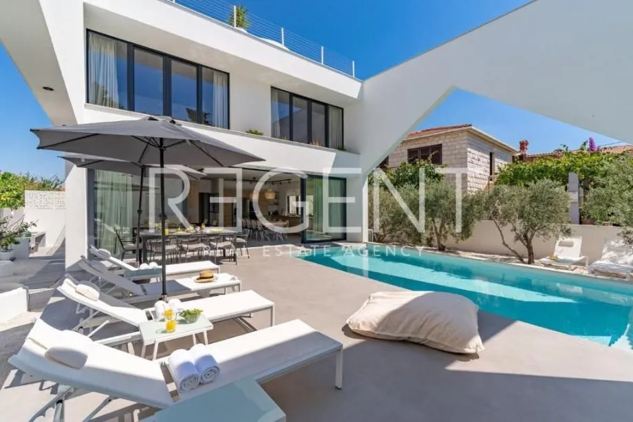 Brač, Supetar - Suvremena vila s grijanim bazenom i pogledom na more - cover