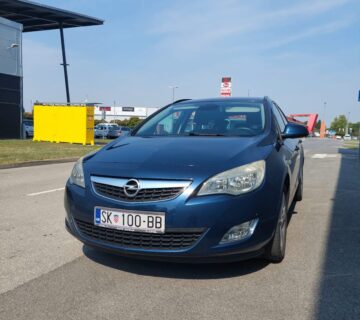 Opel Astra J Sport Tourer - cover