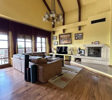 Borčec, obiteljska kuća 327m2,s prekrasnim pogledom i okućnicom - cover