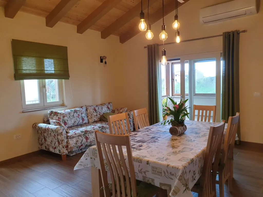 Šivanje po mjeri, montaža zavjesa, mehanizama i karniša. - cover