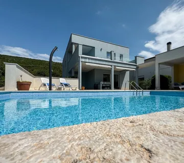 Moderna vila s bazenom i pogledom na more – Istra nekretnine - cover