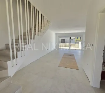 Vrsi-KUĆE U NIZU! 3 SP.SOBE, VRT! (prodaja) - cover