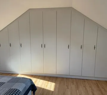 Garderobni ormar kosi pod kosinom - cover