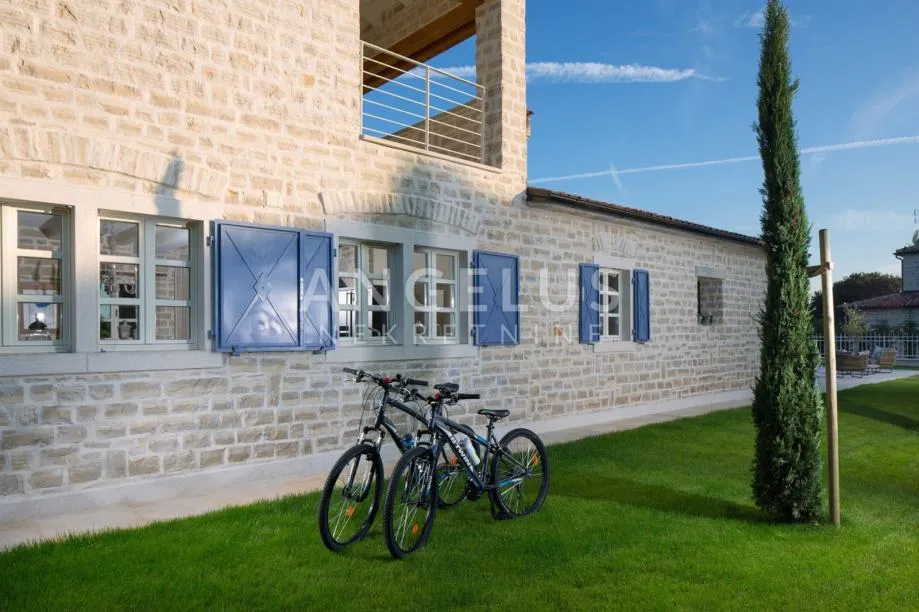Istra - Luksuzna vila sa bazenom i sportskim terenima, 353 m2 - cover