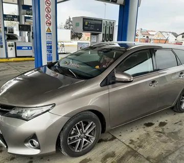 TOYOTA AURIS KARAVAN - cover