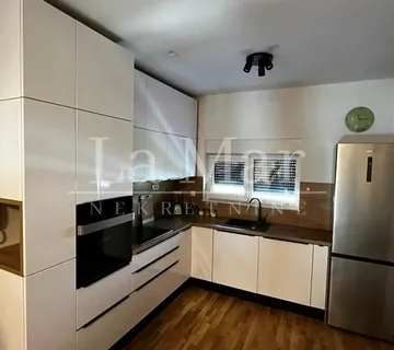 BRODARICA- gradnja 2022.g, prodaje se prekrasan namješten stan - cover