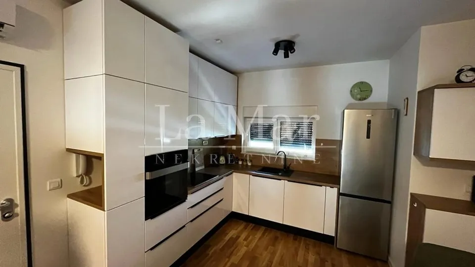 BRODARICA- gradnja 2022.g, prodaje se prekrasan namješten stan - cover