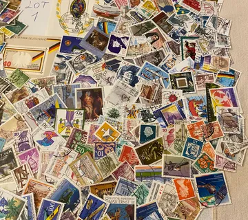 LOt 3 - 300 komada različitih poštanskih maraka - cover