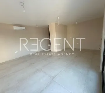 Rogoznica – Trosoban stan s terasom i pogledom na more - cover