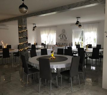 Fun house - kuća za proslave - cover