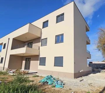 Poreč, 8 km- stan 72 m2 sa vrtom od ca 200 m2 - cover